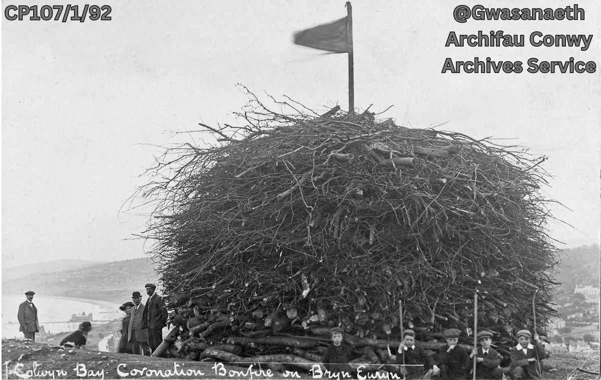 DiwylliantConwy's tweet photo. Meddyliwch weld rhywbeth mor fawr yn cael ei roi ar dân! Cafodd y goelcerth hon ei chreu ar 22 Mehefin, 1911, ar gyfer coroni George V. Trefnwyd ym Mryn Euryn, Bae Colwyn. Arddangosfa fawr iawn ar gyfer digwyddiad mawr iawn. #Mawr https://t.co/GlhM2149p1