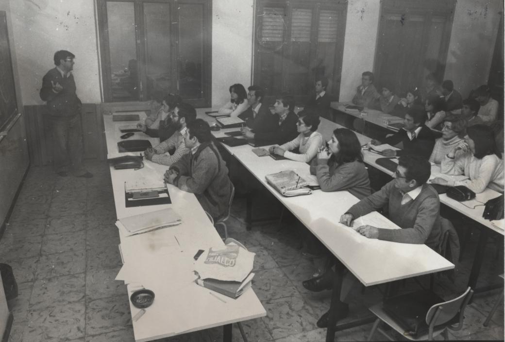 ArxiuSalt's tweet photo. 📆El 27 de novembre és el Dia del Mestre a Espanya.

📸Aula de l'Escola d'Adults de Salt "La Cooperativa" durant una classe (1983) Autoria desconeguda. Col·lecció @el_punt_avui CAT.AMS.905.2.1078

👇🏾(fil)

#diadelmestre #diadelmaestro #viladesalt https://t.co/9t9ILAU0wZ