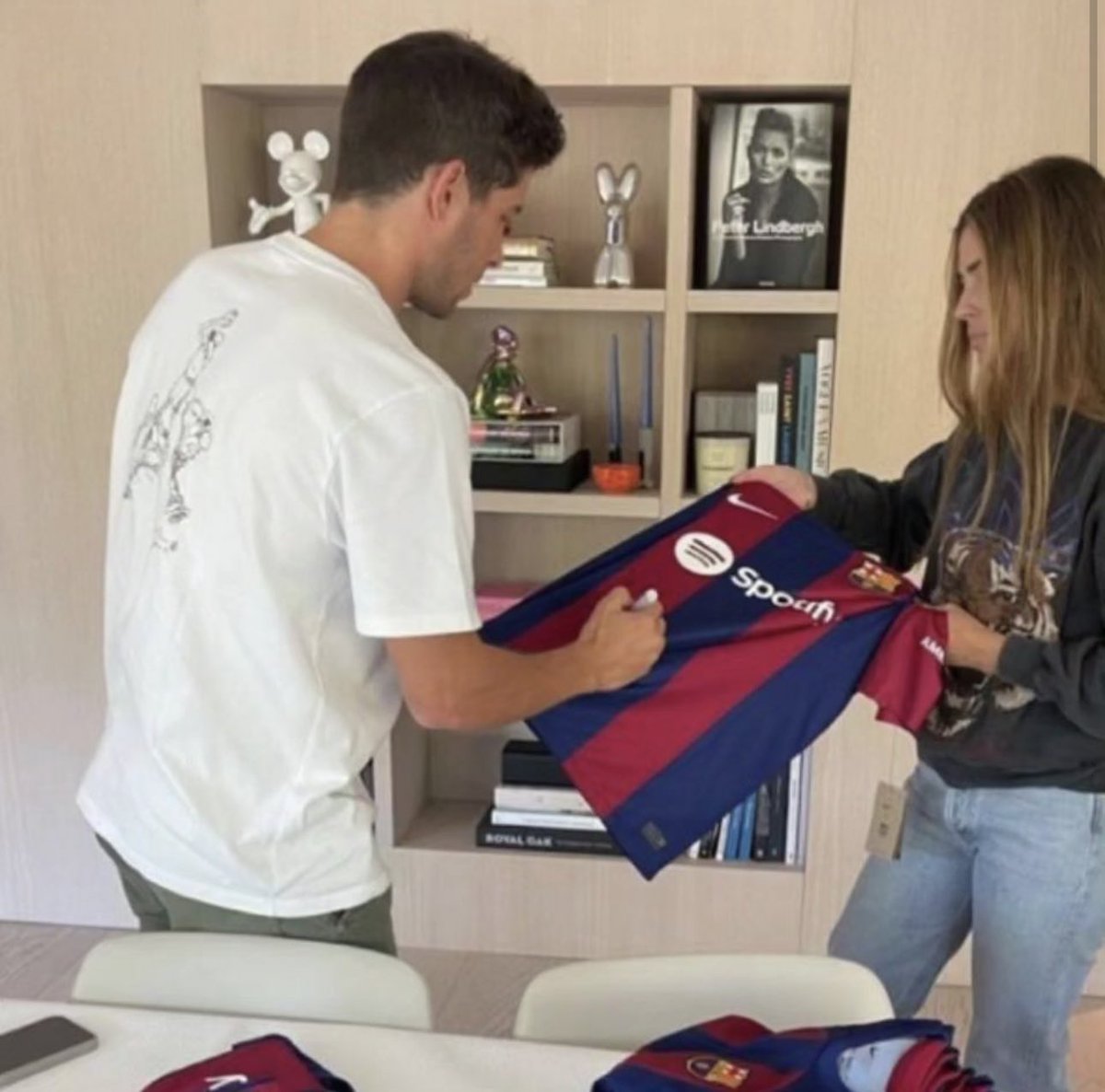 🚨🚨🚨🚨🚨🚨🚨🚨🚨🚨

سيرخيو روبيرتو قائد برشلونة يمنح 60 قميص موقع لأطفال الصهاينة!!!!!!!