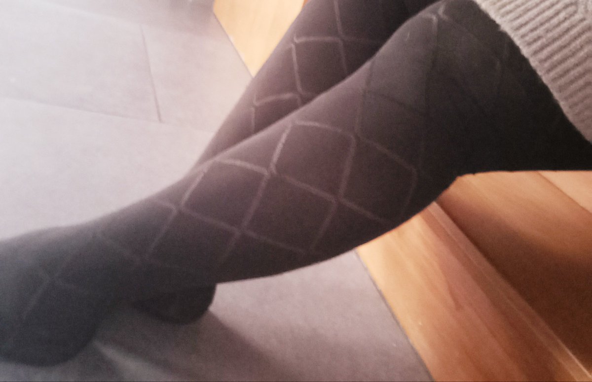 Toi toi mon toi.  Prends un petit poisson . Glisse-le entre mes jambes
Il n'y a pas de raison pour se tirer la 👅🎤.    Et vous, vous y glisser quoi ?
Bon #lundigambettes