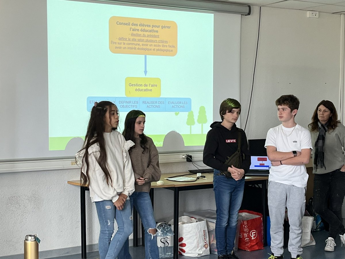 bernard_capelli's tweet photo. Formation interdisciplinaire aux enjeux de la mer et du littoral avec présentation d’une #AME par les élèves du collège Léon Boujot 👏👏 #edd #e3d et la présentation concrète d outils #dirm https://t.co/TAm3KYQFpC