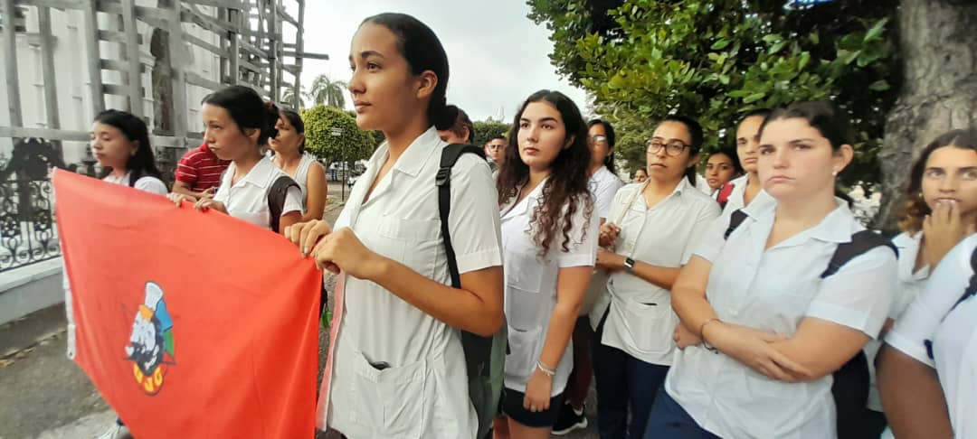Hoy es 27 de noviembre. Hace 152 años ocurrió uno de los crímenes más horrendos del colonialismo español en #Cuba: fueron fusilados los ocho estudiantes de Medicina. Por eso, hoy amanecimos en el cementerio de Colón honrando su inocencia que conmueve. #TenemosMemoria