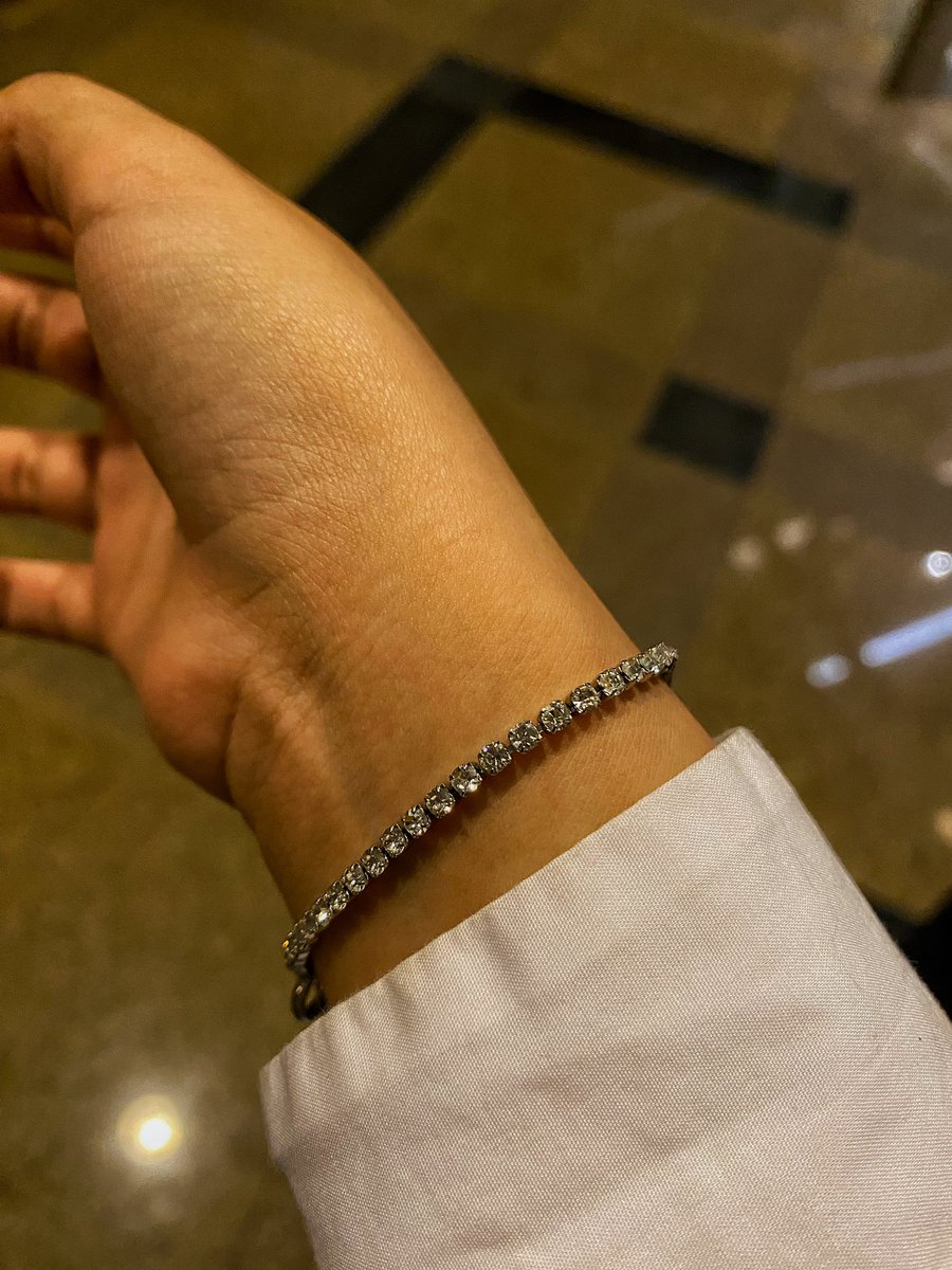 ethereallydaisy's tweet photo. Mula-mula rasa skeptical jugak, betul ke bracelet ni tahan karat?So I saja try pakai masa mandi nak tengok warna dia luntur or ada karat ke tak🤔

And lepas more than 2 weeks pakai, I setuju yang memang bracelet ni tahan karat!Memang jackpot betul beli bracelet RM50 tapi quality setaraf Tiffany&Co😭🫶🏻

I ingatkan nak gatekeep, tapi sebab I sayang korang I share la jugak.Meh tengok thread I share experiences pakai bracelet ni💗