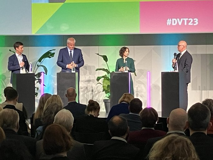 Eichhorst_A's tweet photo. #dvt23 
Wichtig ist, dass die #Verbraucher*innen einem digitalen Euro so vertrauen können, dass kein Zweifel an der Sicherheit besteht. Und #Bargeld darf und sollte immer parallel bestehen bleiben. https://t.co/z90B4YOJeY