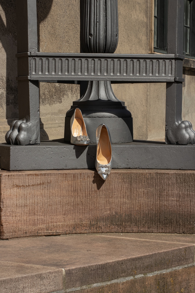 Approaching the week with a strong sense of self-assurance and stylish footwear 🩶✨

Chasing dreams in pump heels because why not? 👠

#reyrey #footwear #highheels