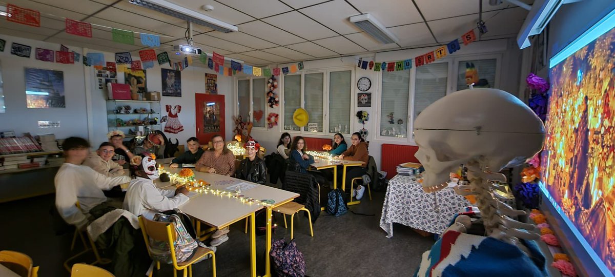 CeMontand's tweet photo. Découverte culturelle du Mexique à travers la fête des morts. Programme complet en espagnol et une exposition des travaux d’eleves à venir découvrir à partir du 12 décembre dans notre salle d’expositions. https://t.co/OQnc7kG6rv