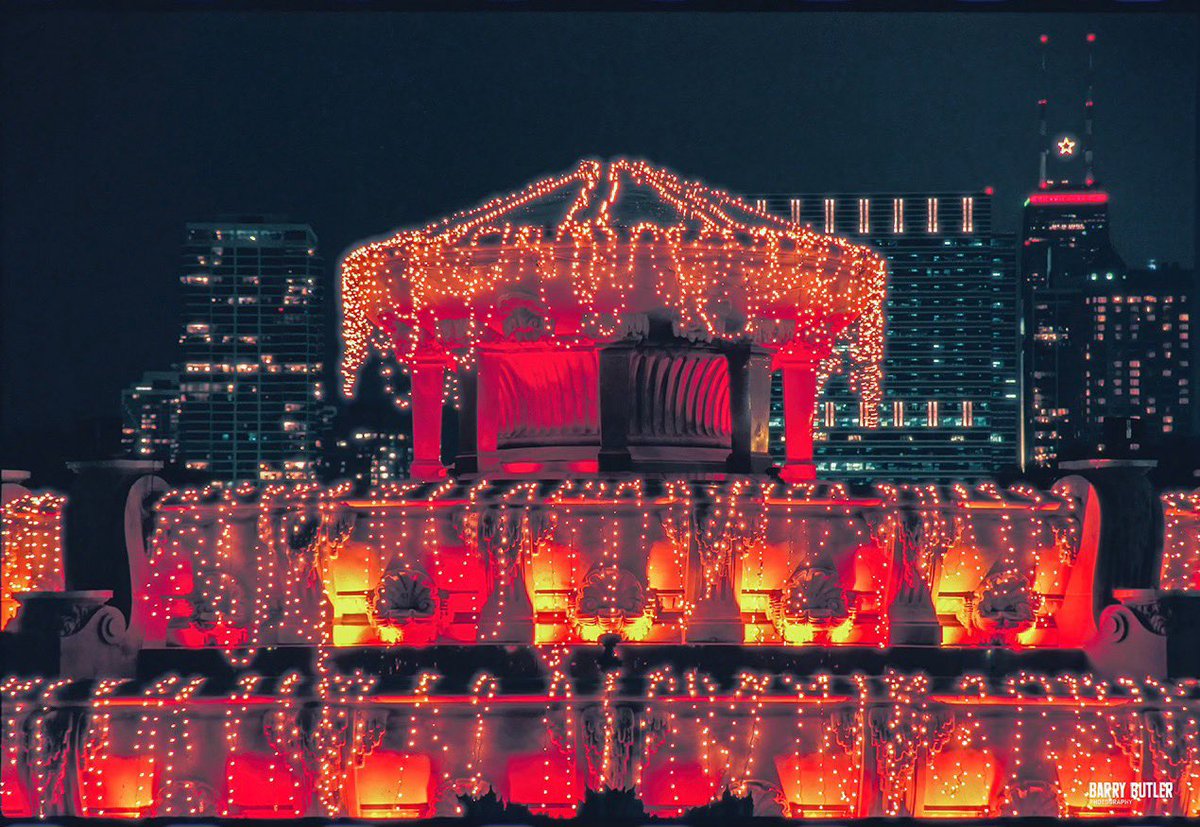 Monday Memory. Chicago's Buckingham Fountain decorated for the holidays back in the last 90's. #christmas #chicago