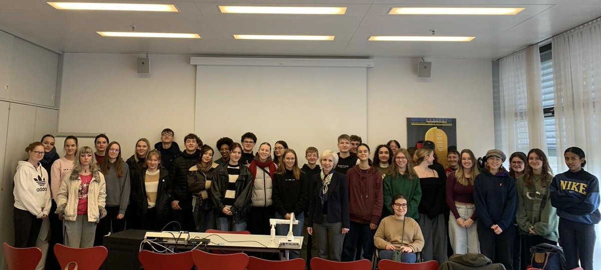 Besuch im Gymnsium Neufeld in Bern - spannender Austausch mit den Schüler:innen zu 🇦🇹-🇨🇭 und 🇪🇺-🇨🇭 Beziehungen. Vielen Dank für das rege Interesse! #EUinSwissSchools @AustriaInCH @MFA_Austria ⁦@EUinSwitzerland⁩