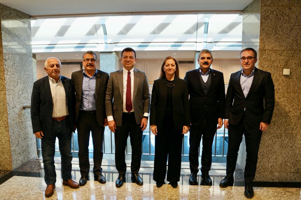 DİSK Genel Başkanı Arzu Çerkezoğlu, DİSK Genel Sekreteri Adnan Serdaroğlu, DİSK Genel Başkan Yardımcısı Remzi Çalışkan ve DİSK YK üyesi Kazım Doğan, İBB Başkanı Ekrem İmamoğlu ile bir araya gelerek görüş alışverişinde bulundular.