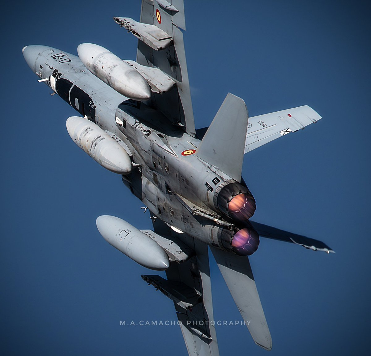 Que mejor manera de empezar un lunes?

<a href="/EjercitoAire/">Ejército del Aire y del Espacio</a> 

#aviation #avgeek #spanishairforce #ala12 #military #hornet #fa18 #fa18hornet #airforce #afterburner #fullpower #aircraft #DFN23

Si os gusta, por favor hacer retweet.
