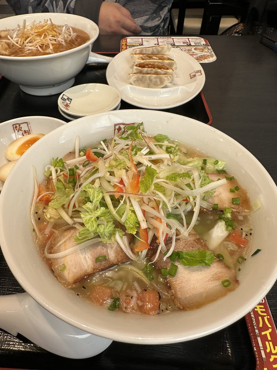 sugitopanda0808's tweet photo. 喜多方ラーメン坂内小法師さんへ
期間限定✨たっぷり9種野菜のとろ〜り塩ラーメン🍜
焦がしたトマトとたくさんの野菜がこれでもかって入っていて女子は絶対好きな味！
ねぎ味噌ラーメンも安定の味で美味しかったです♪
#喜多方ラーメン坂内小法師杉戸店
#喜多方ラーメン坂内　#ラーメン好き https://t.co/55Emg9xOo8