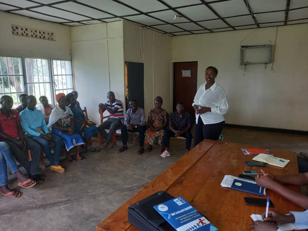 NyagatareNyc's tweet photo. Muri gahunda yo kureba no gusura ibikorwa bikorwa n'amatsinda y'Urubyiruko yahuguwe na @crd_rw kubufatanye na #RCSP aho barimo kureba ishyirwa mu bikorwa ry'ibikorwa by'umushinga mu Mirenge ya #Mimuri na #Rukomo aho ibikorwa bikorerwa.
@MiniYouthRwanda https://t.co/Ir5tm1aQMv