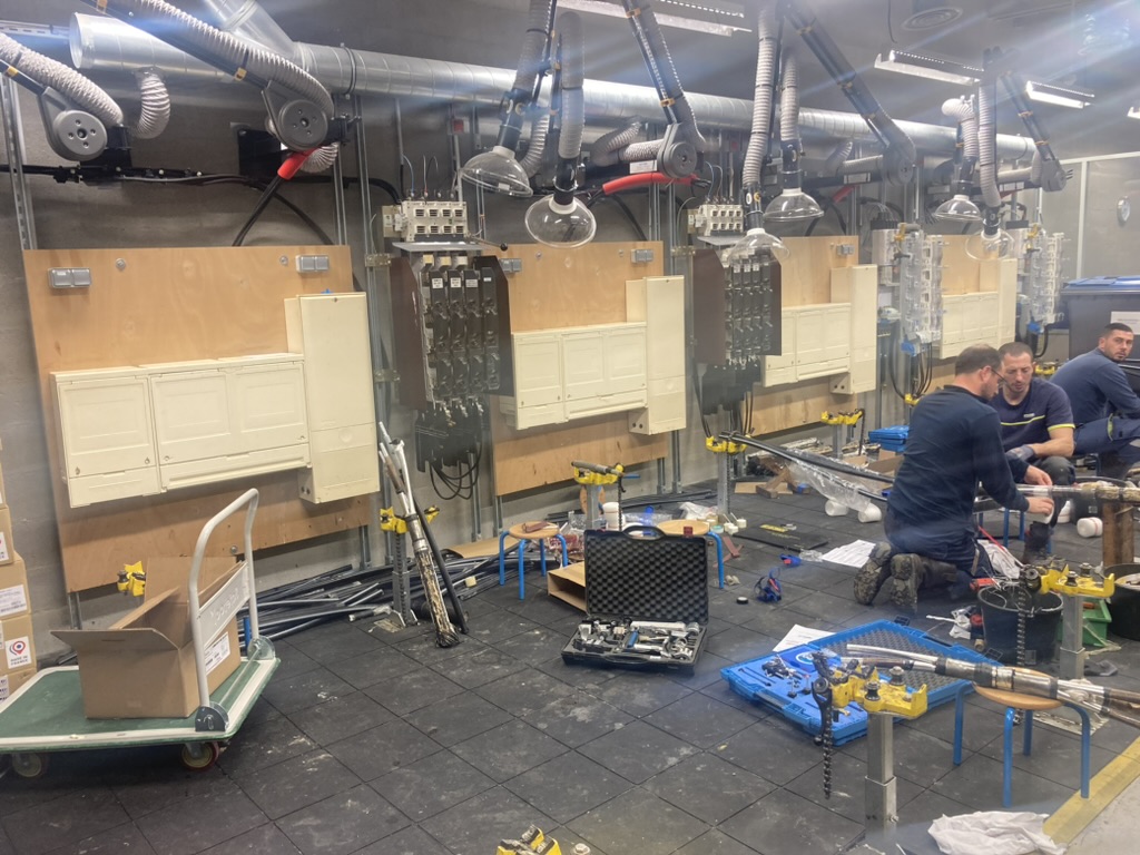 Douglas_Souchu's tweet photo. Retour sur la sortie de nos étudiants 1ère année #BTS #Electrotechnique sur le site @EDFofficiel Lab Paris-Saclay, au programme : réseau électrique Français, production et transport de l’énergie, les #métiers, les #parcours… #relationécoleentreprise @ecoleentrepr95 https://t.co/vJ6yjMVYFZ