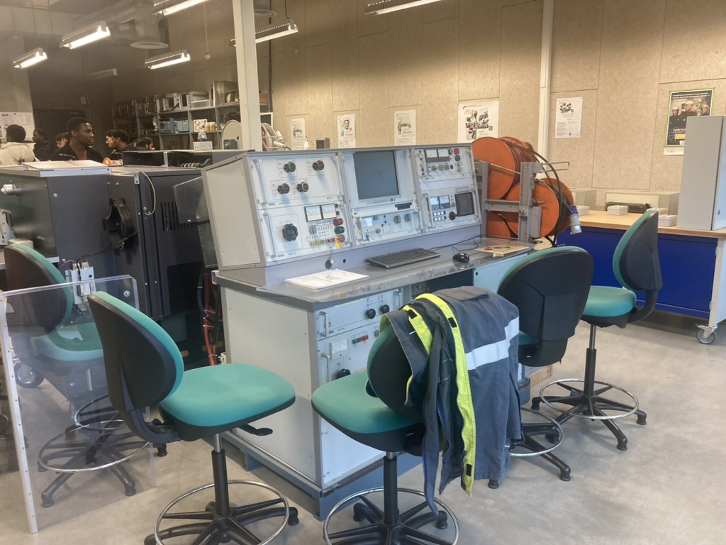 Douglas_Souchu's tweet photo. Retour sur la sortie de nos étudiants 1ère année #BTS #Electrotechnique sur le site @EDFofficiel Lab Paris-Saclay, au programme : réseau électrique Français, production et transport de l’énergie, les #métiers, les #parcours… #relationécoleentreprise @ecoleentrepr95 https://t.co/vJ6yjMVYFZ