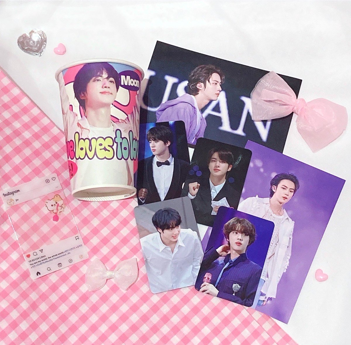 yolumlovesyou's tweet photo. #BTS #ジン さん🐹
お誕生日カフェ🎀11/29〜12/4
@ALittleBraver92 様
@ALB92_JP  様
💗パネル展示
💗グッズパネル
💗カップ3種
💗それぞれ異なる特典セット
組み合わせや内容は写真をご覧ください🩷
yolum限定カップには透明トレカも付きます
💗先着特典の配布方法

シールシート
30日50名様
1日50名様
4日100名様

キーリング
29日30名様
2日30名様
3日30名様

💗ケーキ
🩷クッキー
🩷アイシング
#방탄소년단진 #김석진 #석진 #진   #BTSJIN #JIN
