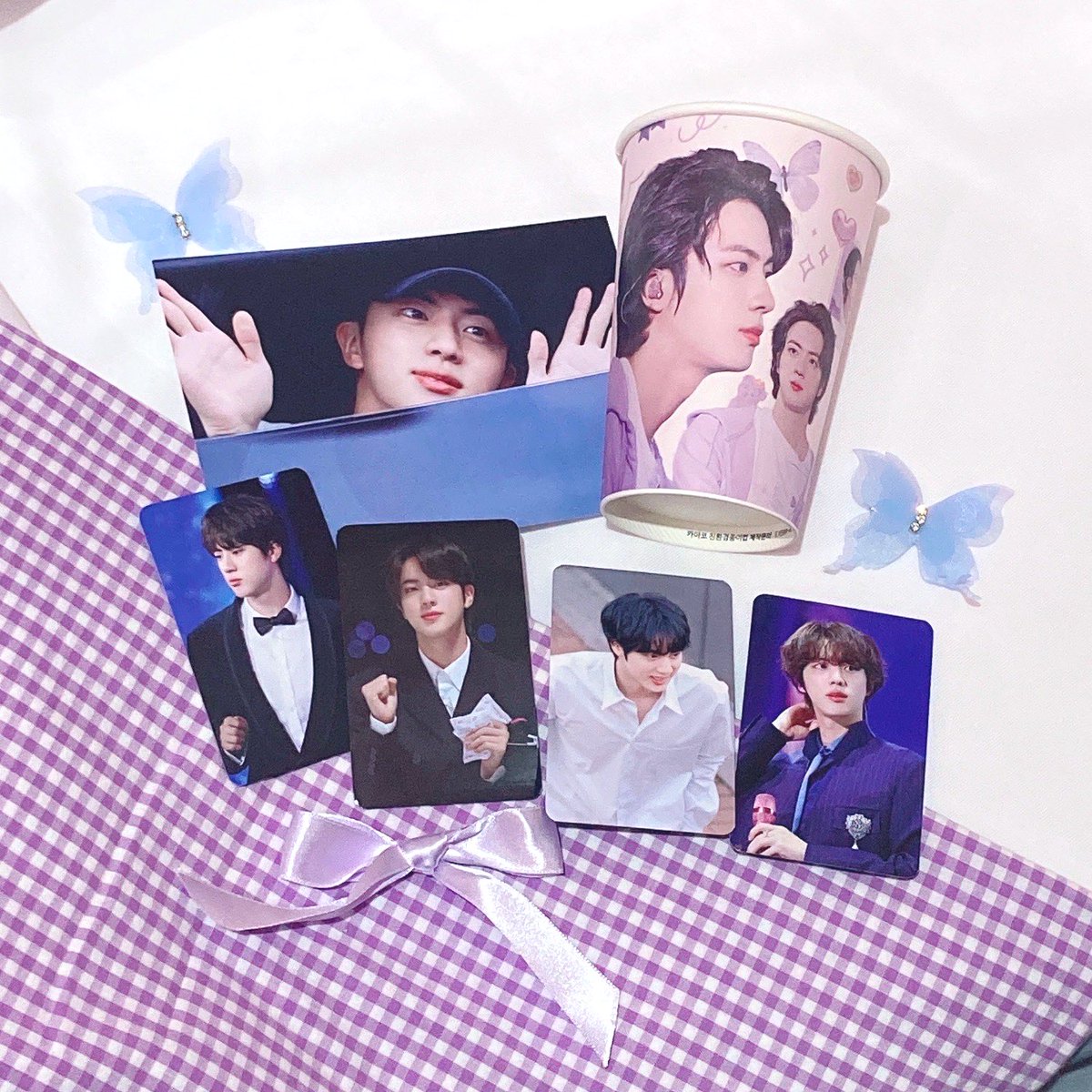yolumlovesyou's tweet photo. #BTS #ジン さん🐹
お誕生日カフェ🎀11/29〜12/4
@ALittleBraver92 様
@ALB92_JP  様
💗パネル展示
💗グッズパネル
💗カップ3種
💗それぞれ異なる特典セット
組み合わせや内容は写真をご覧ください🩷
yolum限定カップには透明トレカも付きます
💗先着特典の配布方法

シールシート
30日50名様
1日50名様
4日100名様

キーリング
29日30名様
2日30名様
3日30名様

💗ケーキ
🩷クッキー
🩷アイシング
#방탄소년단진 #김석진 #석진 #진   #BTSJIN #JIN