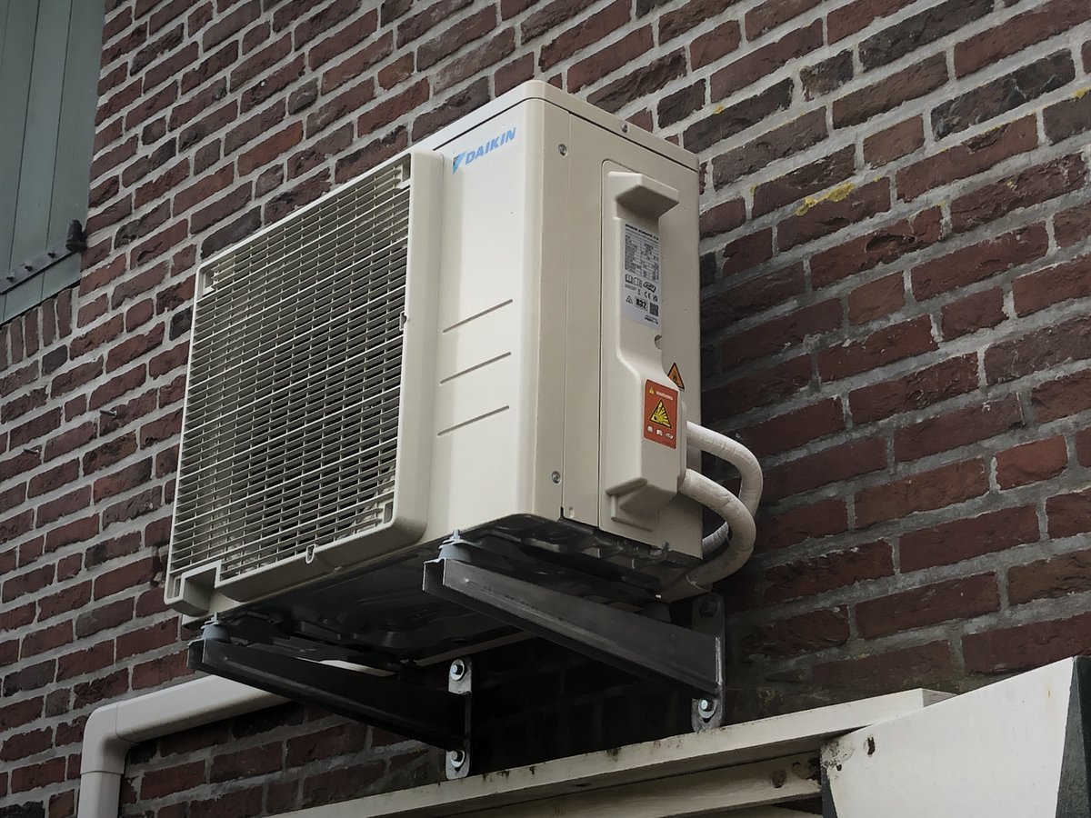 DeNijkamphoeve's tweet photo. In het kader van #WarmteBoost is ons een mooie subsidie toegekend. Eerste aanschaf een warmtepomp (airco) om het beheerderskantoor te kunnen verwarmen. Is zuiniger dan infraroodpanelen. https://t.co/fyT7xR8GyB