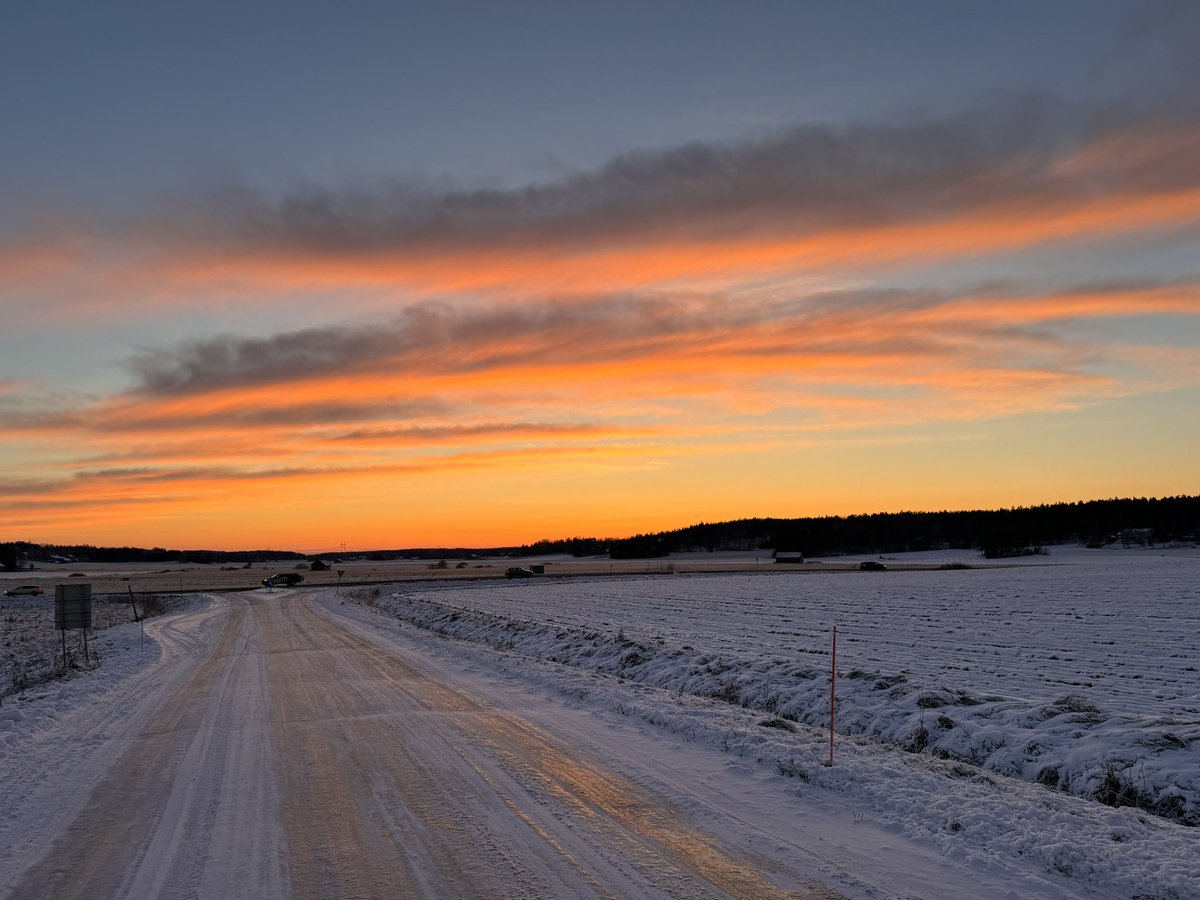 MoisioJuha's tweet photo. Hajalan taivas pohjoiseen ja etelään auringon laskiessa ja kuun noustessa. The sky in Hajala looking south as the sun is setting and north as the moon is rising. #hajala #halikko @Salonkaupunki https://t.co/dCwxEPM0c4