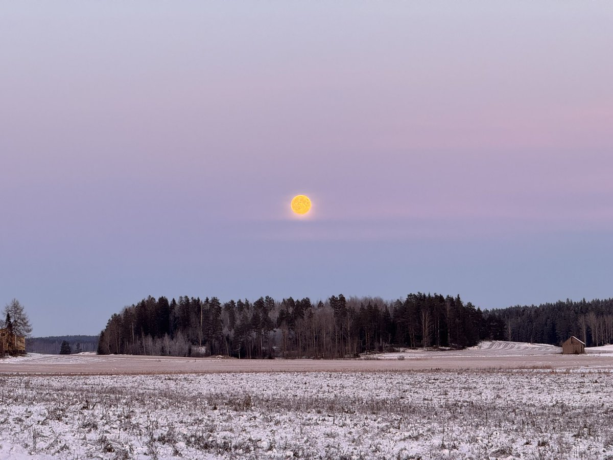 MoisioJuha's tweet photo. Hajalan taivas pohjoiseen ja etelään auringon laskiessa ja kuun noustessa. The sky in Hajala looking south as the sun is setting and north as the moon is rising. #hajala #halikko @Salonkaupunki https://t.co/dCwxEPM0c4