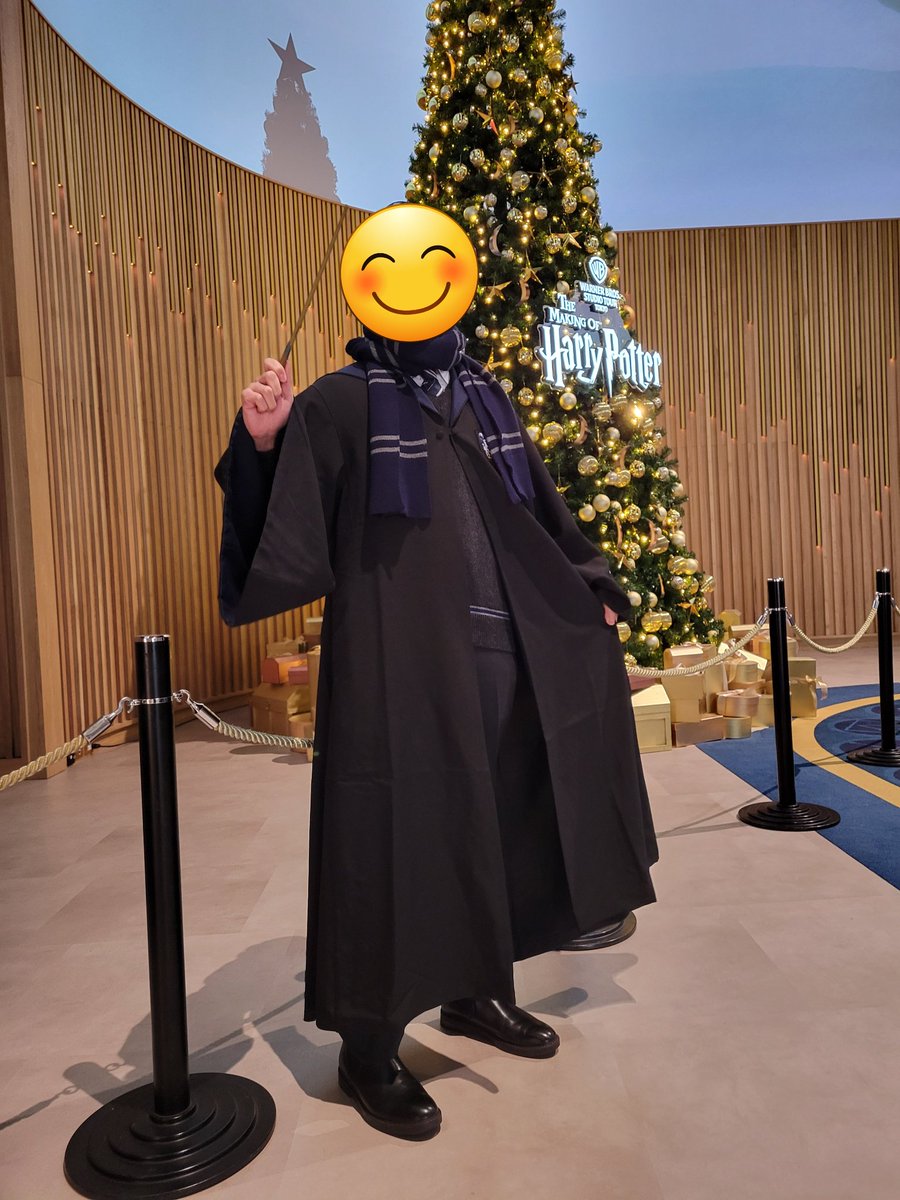 meshida0615's tweet photo. 3回目はレイブンクローの制服フル装備で　インタラクターさんに何度か服装を褒めてもらえたのがすごく嬉しかった　先週は売り切れてたニュートの杖も買えたし、入学許可証を作ったり箒体験もやったり、職場の友人と4人で盛り上がって大満足だわ #ハリポタツアー https://t.co/kA0DXucJue