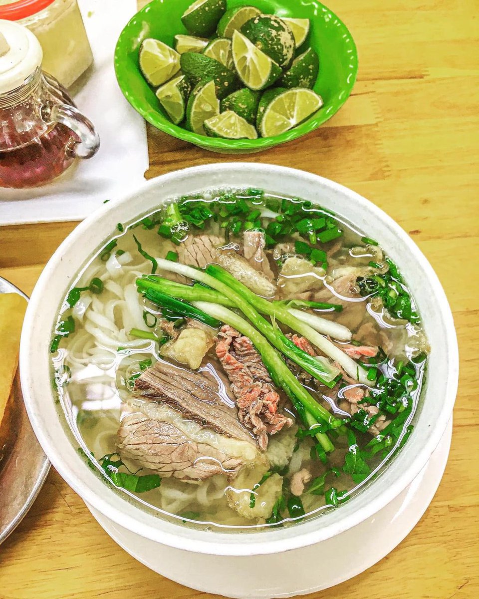 Pho de bœuf vietnamien.
Ingrédients : Nouilles Pho, bouillon, bœuf, poivre, oignons et autres épices.
Prix ​​(Vietnam) : 35-120 000 VND