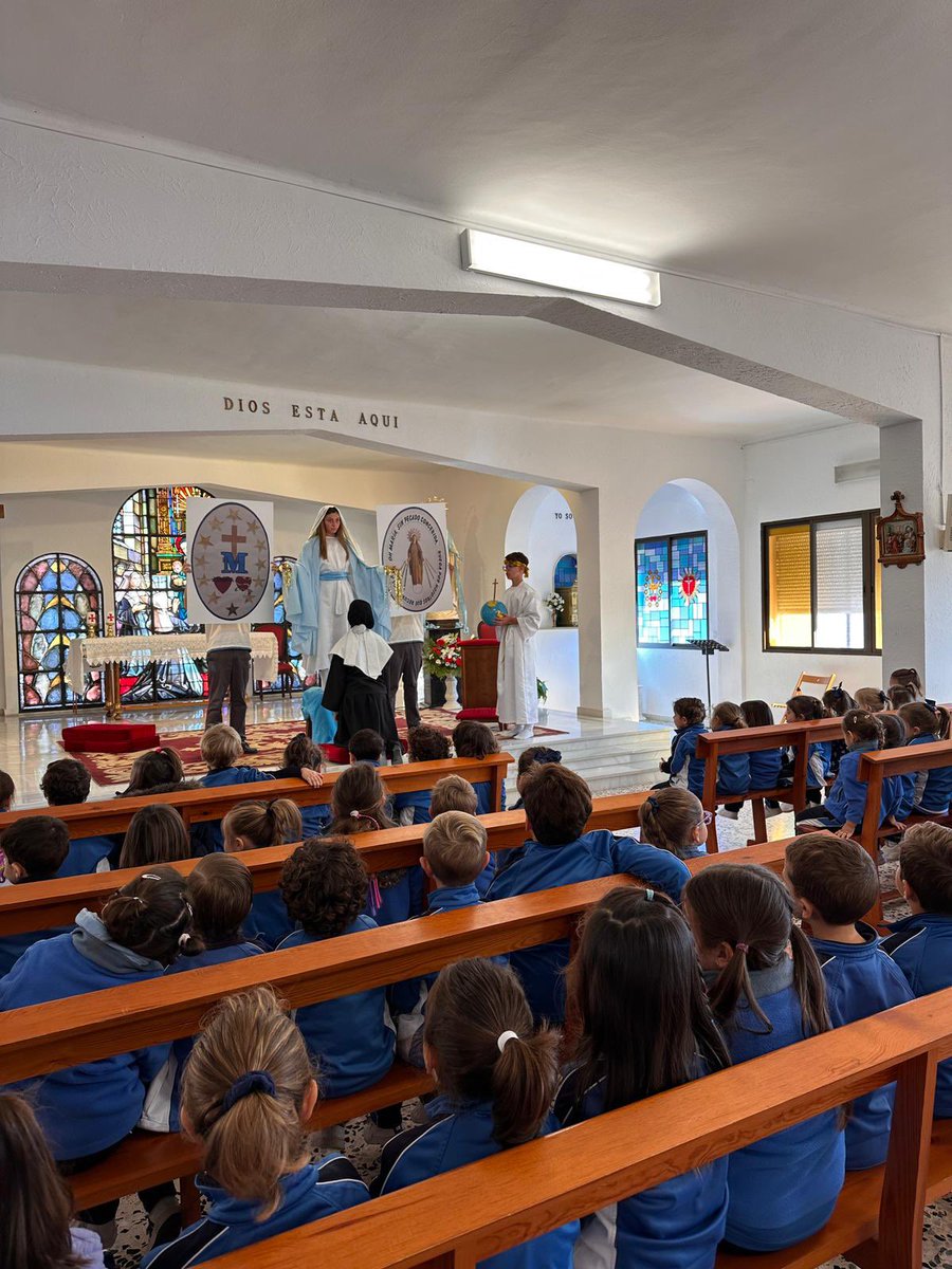 Celebramos hoy el día de la Virgen Milagrosa con la representación de las apariciones de la Virgen a Santa Catalina por parte de los alumnos y alumnas de 4º de ESO y celebrando la eucaristía todos juntos 🤩 
¡Feliz día de la Virgen Milagrosa! 🙏🏼🩵