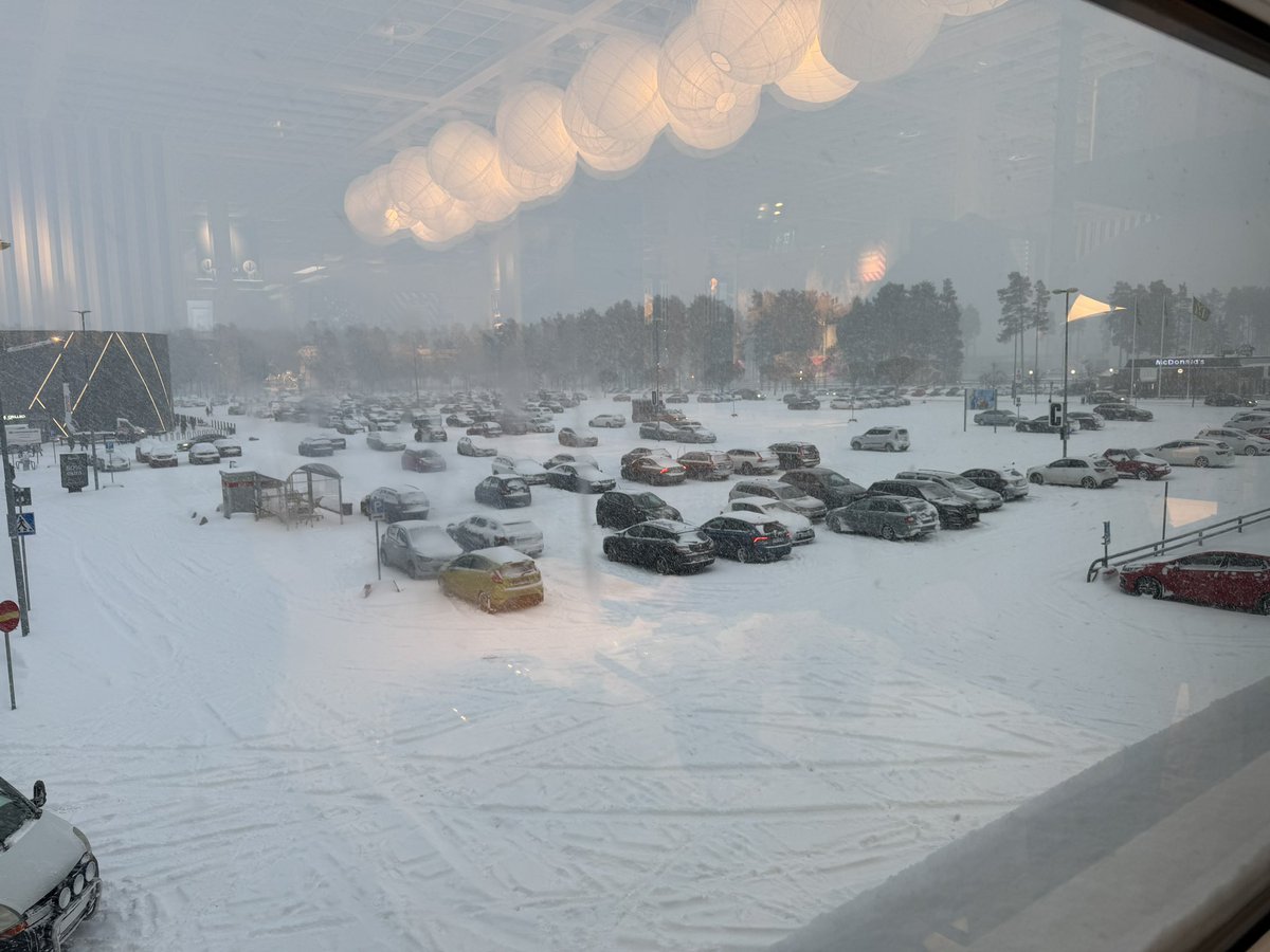 vajb's tweet image. Driving home from #dreamhack2023 and you get a dang snowstorm on your hands