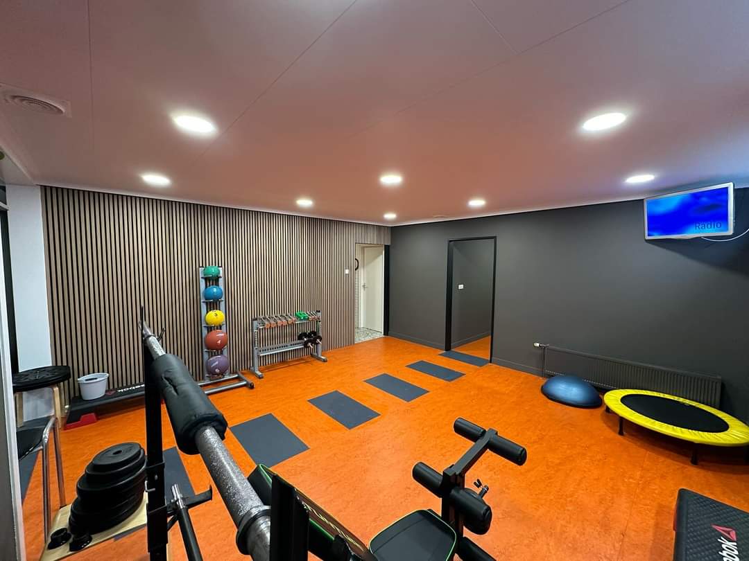 Het hield de gemoederen nogal bezig. "Waarom gaan toch al die apparaten eruit?" 

Welnu het eenvoudige antwoord daarop: 

R U I M T E

Ruimte om in de juiste beweging te komen. Om eigen-wijs te bewegen. 

Nog een paar puntjes op de i, maar we zijn nu al blij met het resultaat!