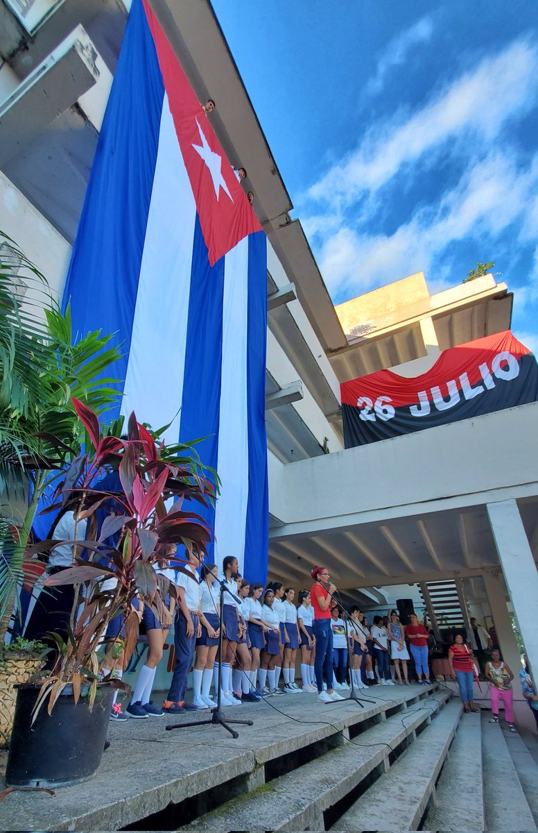 poder_sur's tweet photo. Rinden homenaje a Fidel en matutino especial que realizaron los estudiantes y profesores de la Escuela Secundaria Básica Urbana Catalina Valdés en #ConsolacióndelSur https://t.co/5yzpZ53Reo