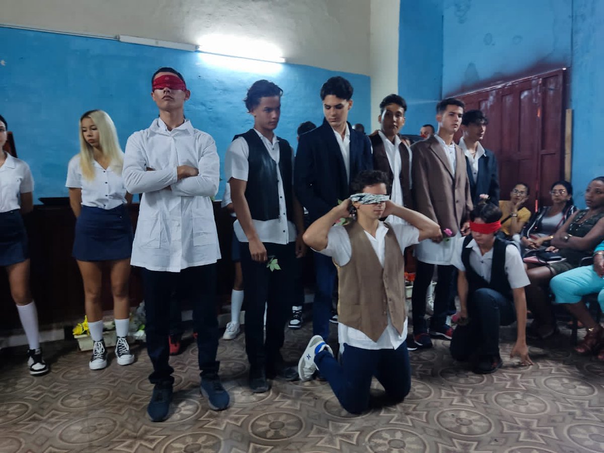 #TenemosHistoria 
Día de recordación en matutino especial por el injusto fusilamiento de los ocho estudiantes de medicina desde la Dirección Municipal de Educación en #Camagüey 
<a href="/DPECAMAGUEY/">Dirección Provincial Educación Camagüey</a> 
<a href="/CubaMined/">MINED</a> 
<a href="/Barreto_nt/">NTBarreto</a> 
@NavarroOsdeine