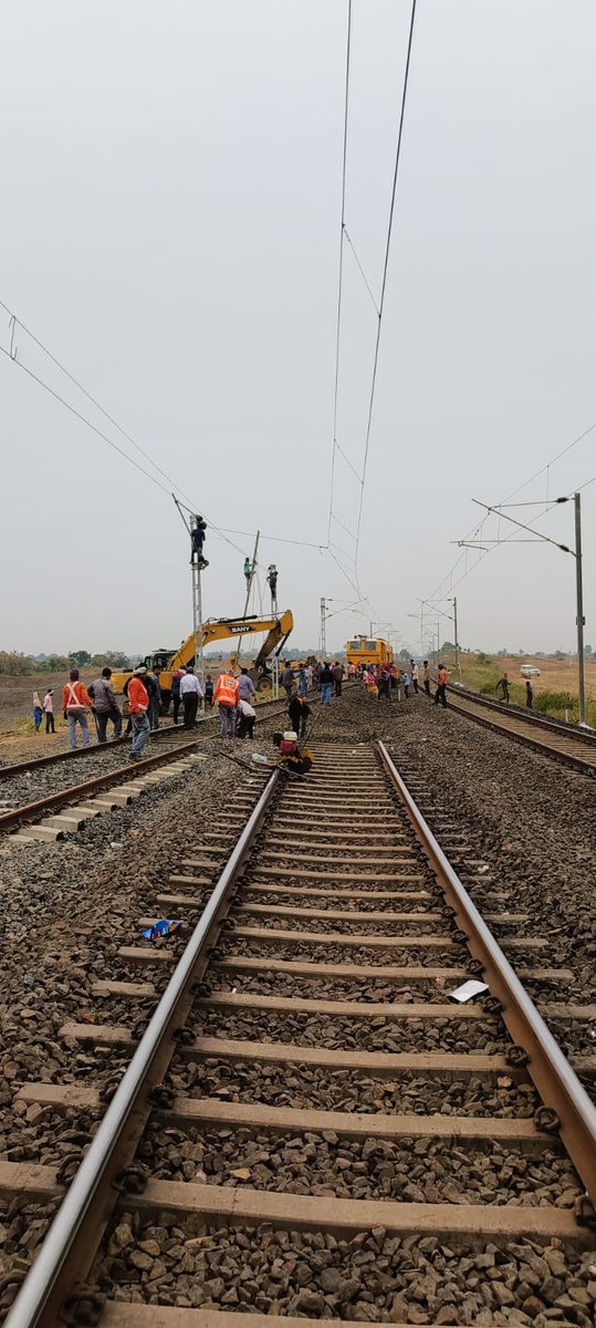 WesternRly's tweet photo. #RailInfra4WR

Permanent speed restriction of 60Kmph has been relaxed by realignment of up line curve at Bhairogarh yard in Nagad-Godhra section of Ratlam division. 

It will ensure safety as well as enhance speed over the section. https://t.co/zZWJ4JVPP5