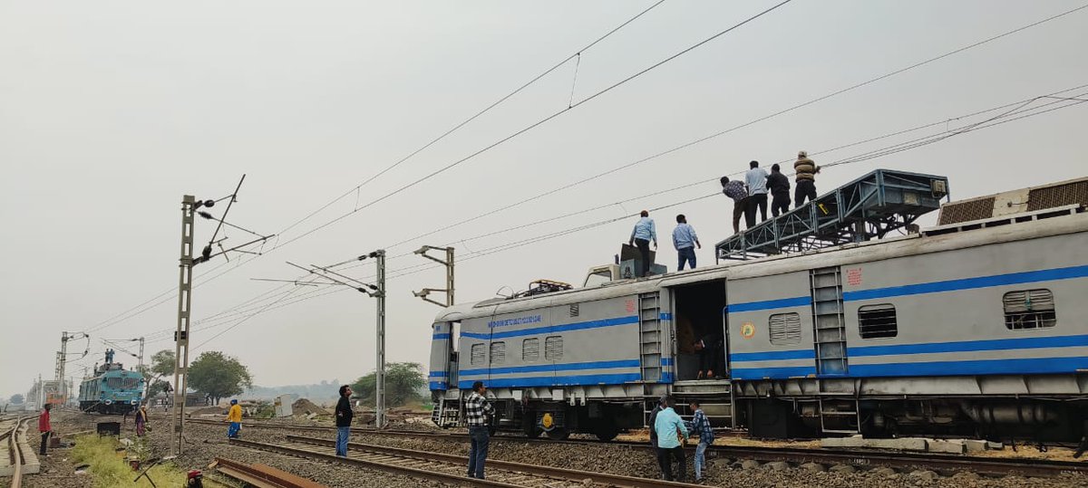 WesternRly's tweet photo. #RailInfra4WR

Permanent speed restriction of 60Kmph has been relaxed by realignment of up line curve at Bhairogarh yard in Nagad-Godhra section of Ratlam division. 

It will ensure safety as well as enhance speed over the section. https://t.co/zZWJ4JVPP5