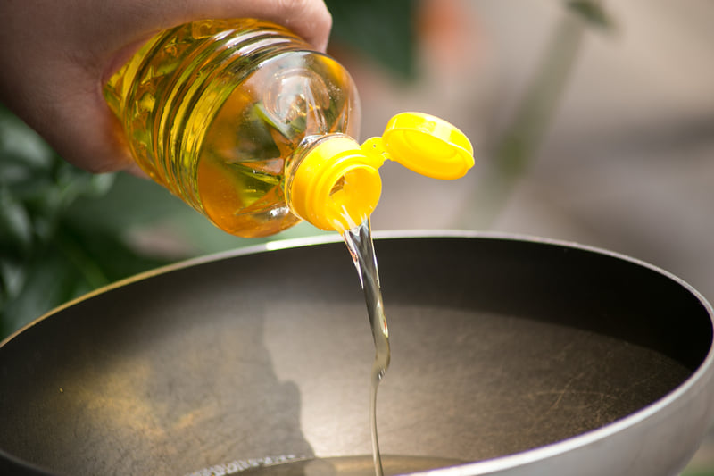 LoriShemek's tweet photo. If  you are using 'vegetable' oil - it is not a healthy oil & does not contain any vegetables!

It is among the unhealthiest foods you can have in your pantry - heavily processed (with chemical solvents)

When heated it's even more harmful to your cell membrane where health happens.