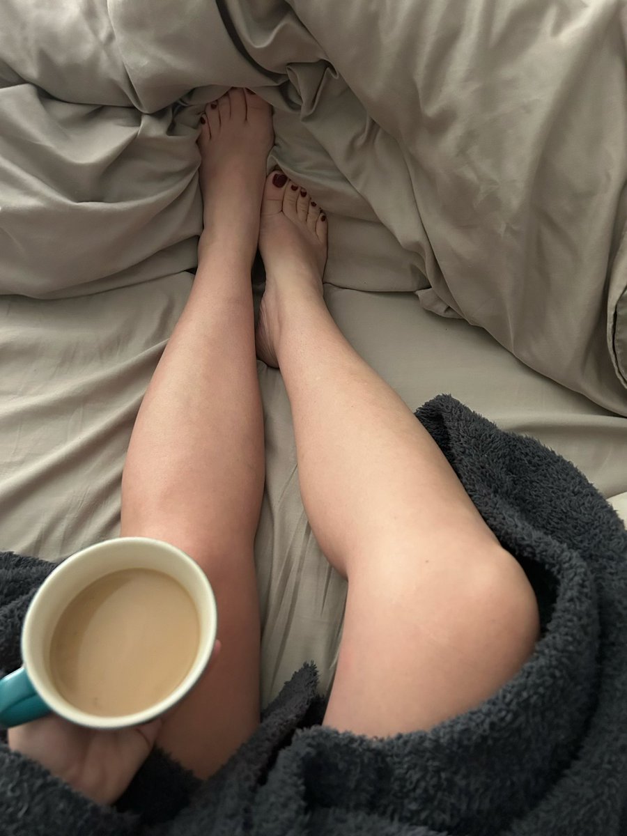 FarmGirlFeet81's tweet photo. Coffee in bed this morning 🥱☕️

Send $5 to fill me up 💋

Findom femdom finsub beta footworship cuck fetish feet toes goddess https://t.co/5JwYfpRx34