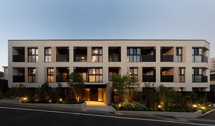 moomini00's tweet image. 세타가야구는 도쿄도에서 가장 거주인구가 많은 구인데, 거리나 지역수준으로 치면 분당쯤 된다. 여기에 지어진 33세대짜리 19평~24평짜리 멘션의 수준을 보고 우리나라 빌라의 수준을 보면, 한숨만 나온다. 

실무경험으로 감히 예측컨데 특별히 비싸게 지은곳이 아니다. 좋은 건축가가 비싸지 않게…