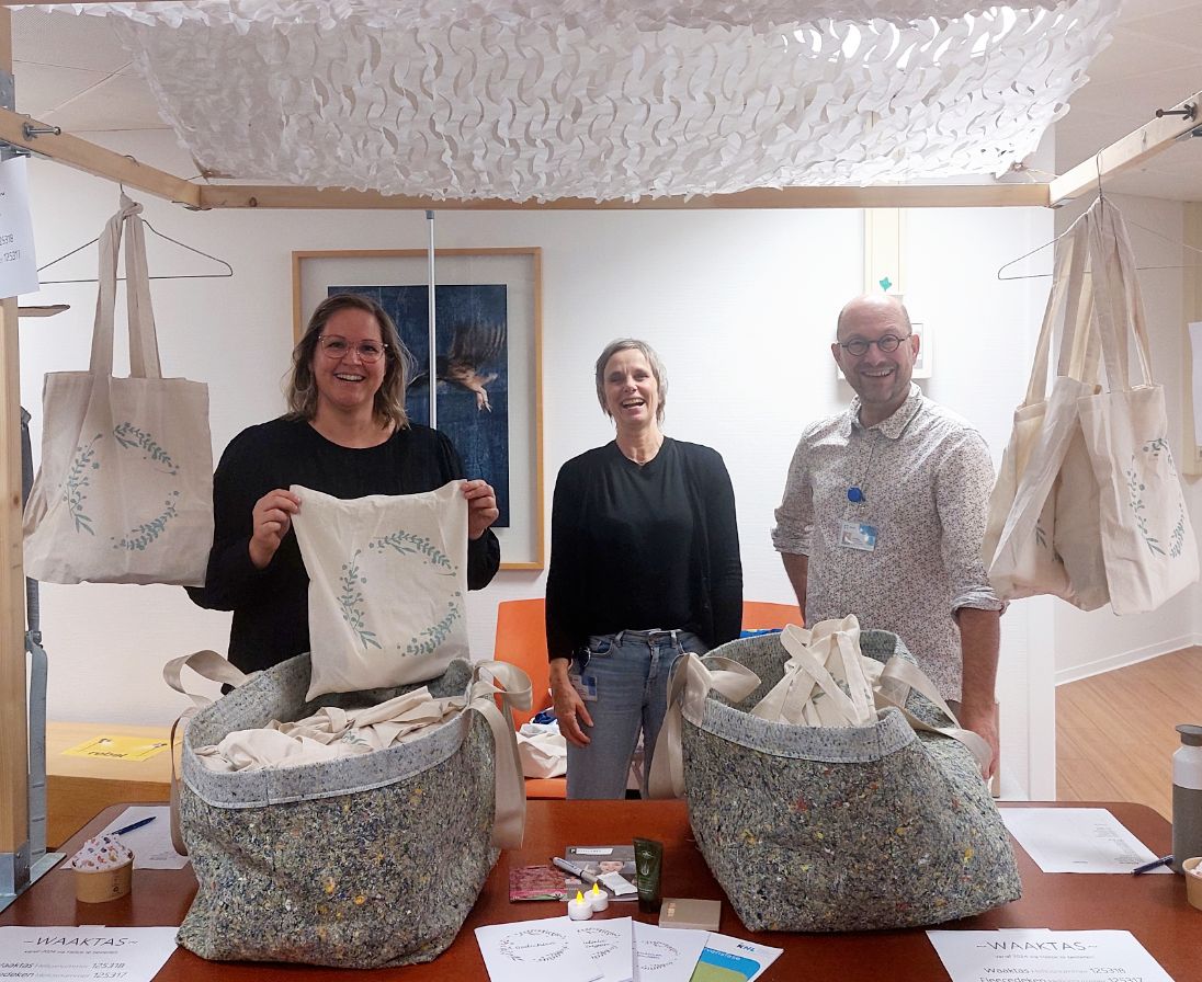 Waken bij een dierbare die stervende is, is een intensieve en emotionele periode. Als hart onder de riem en steun in deze moeilijke tijd ontvangen naasten een #waaktas. Een betekenisvol gebaar dat mogelijk werd gemaakt door onze sponsors. Lees meer via 👉 buff.ly/410rzNY