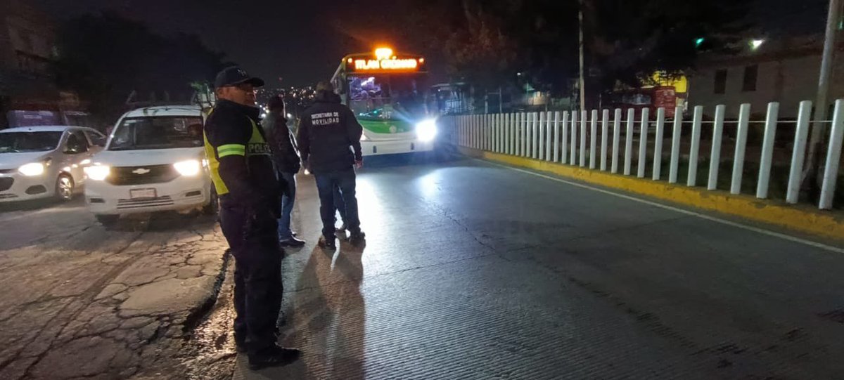 SEMOV_Edomex's tweet photo. Hoy en #Chimalhuacán, iniciamos en coordinación con la @SS_Edomex el operativo para evitar que se invada el carril confinado exclusivo del #Mexibús y así tener una #MovilidadSegura para las y los mexiquenses. #ElPoderDeServir https://t.co/EyIQrIqQHp