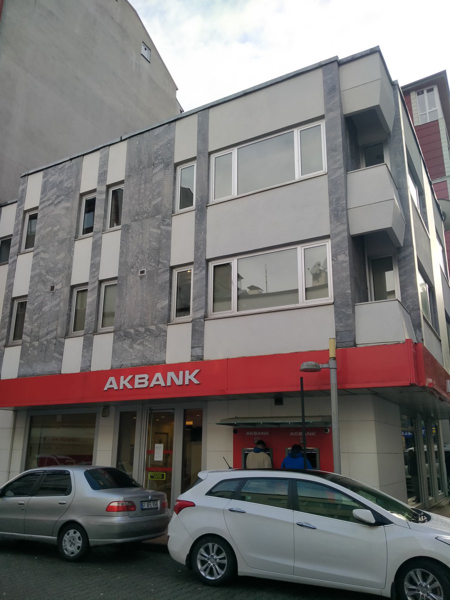 Sürmenede çöküş devam ediyor.
Akbank Sürmene şubesi kapanıyor.
Yaklaşık 50 yıldır ilçemizde faaliyet gösteren Sürmene Akbank şubesi genel müdürlük kararıyla kapatılıyor.
Yakın zamanda tadilat geçiren Akbank Sürmene şubesi ilçemizdeki bankacılık faaliyetlerine son vererek.#surmene