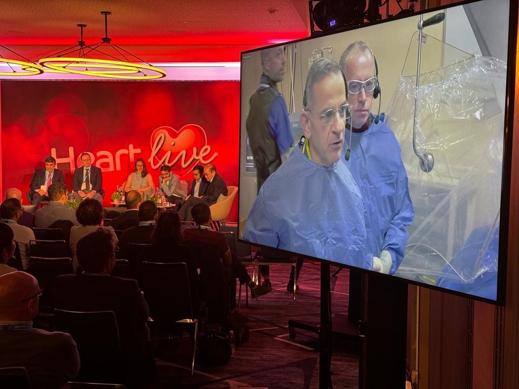 Let's get you up to speed with what you're missing at #HeartLive! 🏥Live cases from Manchester Royal Infirmary and Wythenshawe Hospital 🗣️Keynote lecture from @andrewvanezis on No Metal PCI When and How? 🫀Presentations on left main PCI, no metal PCI, calcium modification and…