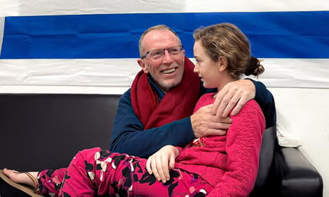 IsraelinSpanish's tweet photo. La historia de Emily Hand es de esas que llegan al corazón ❤️

La mamá de Emily murió cuando ella tenía apenas 2 años tras luchar contra el cáncer.

Emily se fue a vivir con su papá Tom al Kibutz Beeri, en el sur de Israel.

Muy cerca de ellos vivía la ex esposa de Tom, Narkis, junto a sus hijos. 

Emily se la pasaba con Narkis y su familia y se terminó convirtiendo en una segunda mamá para ella.  Hasta tenía un cuarto y un armario en su casa.

"Emily ama cocinar entonces Emily y la hija de Narkis, Natali, cocinaban juntas. Narkis se terminó convirtiendo en una segunda madre. Incluso la madre de Narkis se terminó convirtiendo en una segunda abuela", cuenta el papá Tom.

En la noche anterior al 7/10, Emily se fue a dormir a casa de una amiga, como cualquier niña de su edad. Pero en la mañana los terroristas del Hamas invadieron Israel y su comunidad.

Esa mañana Emily perdió a su "segunda madre", Narkis, que fue asesinada cruelmente por los terroristas del Hamas.

Emily fue secuestrada y llevada a Gaza hace más de 50 días, pero hace 2 días por fin regresó a casa, junto a su papá.