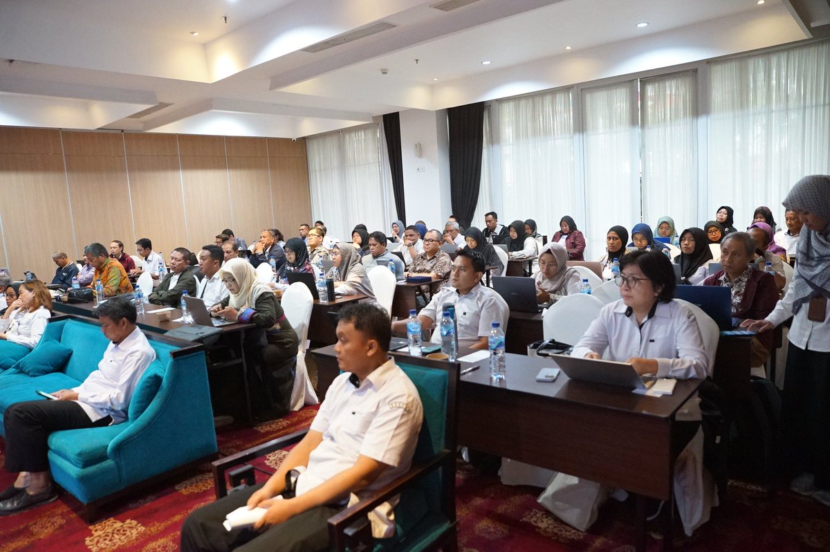 bppsdm_kp's tweet photo. #SobatBahari, Kepala #BPPSDMKP @in_radiarta didampingi Sekretaris #BRSDM @AlekRudi , Kepala @puslatluhkp, Kepala @pusriskan , dan Kepala @bbrp2bkp_bppsdm , sampaikan arahan dan buka Rapat Koordinasi Tugas Belajar lingkup @kkpgoid Tahun 2023, di Bogor, (27/11)
#KKPThrive #SDMKP https://t.co/9LJBrc4aqF