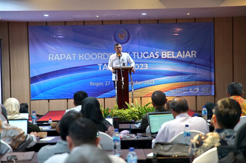 bppsdm_kp's tweet photo. #SobatBahari, Kepala #BPPSDMKP @in_radiarta didampingi Sekretaris #BRSDM @AlekRudi , Kepala @puslatluhkp, Kepala @pusriskan , dan Kepala @bbrp2bkp_bppsdm , sampaikan arahan dan buka Rapat Koordinasi Tugas Belajar lingkup @kkpgoid Tahun 2023, di Bogor, (27/11)
#KKPThrive #SDMKP https://t.co/9LJBrc4aqF