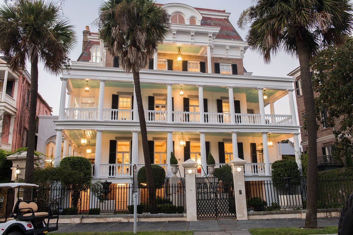 thehaunteddiary's tweet photo. 🏚️ Battery Carriage House Inn in Charleston - A historic haunt where shadows linger and whispers of the past echo through haunted halls. Check-in for an eerie night, but beware, as unseen guests may join your. 👻🌙 
https://t.co/nOUiP7gwKJ 
#BatteryCarriageInn #EerieCharleston https://t.co/VlghPWLw1c