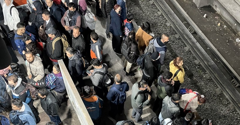 Nacion321's tweet photo. #ReporteMetro: Usuarios se quejan de tiempos de espera que llegan a los 20 minutos, durante la fría mañana de este lunes en la #CDMX 🚊 https://t.co/0HwtWb0ZNC
