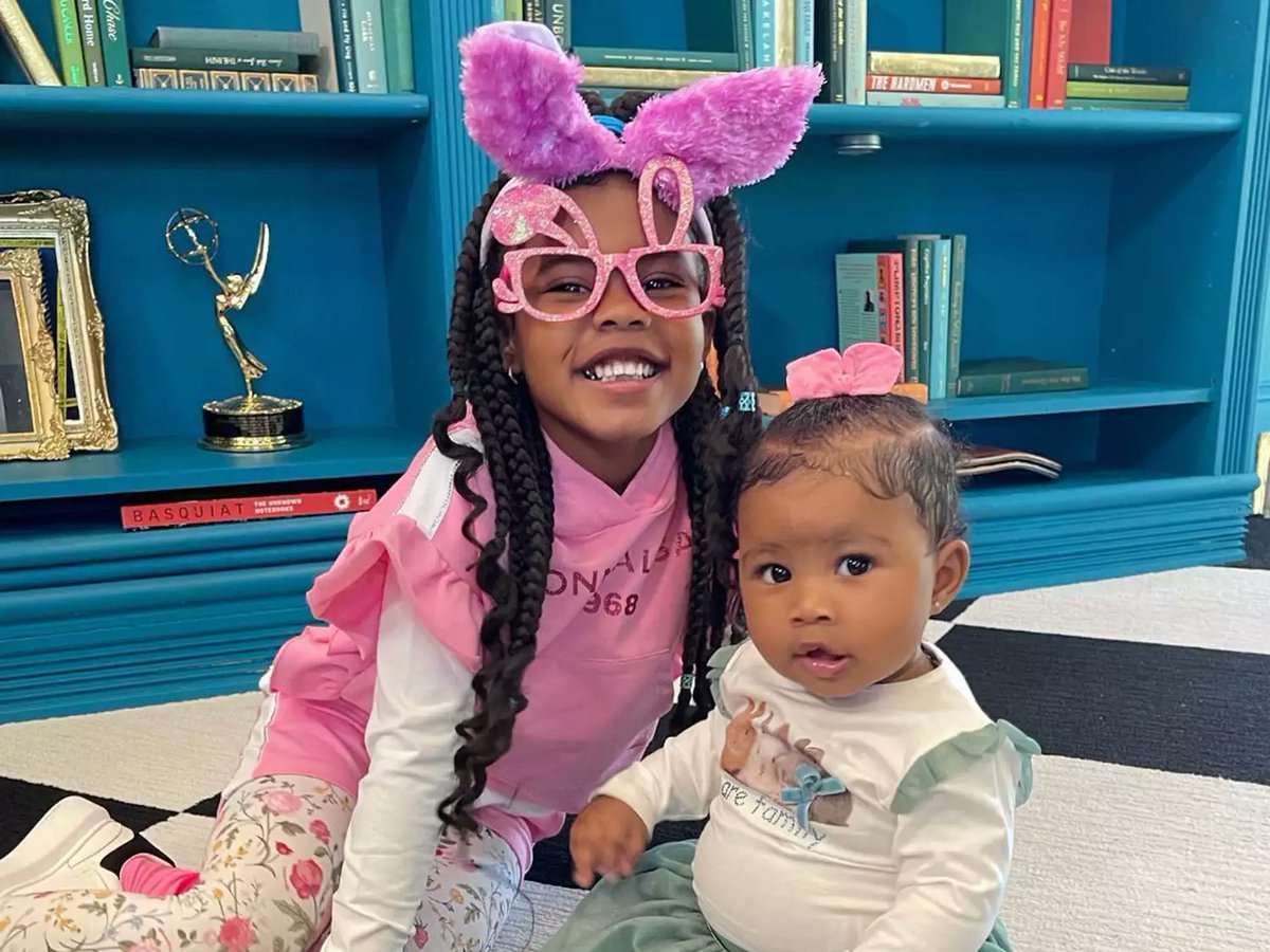 EZCelebBuzz's tweet photo. 👨👩👧👧 Despite their recent separation, Teyana Taylor & Iman Shumpert are setting #CoParentingGoals. They're navigating the journey with love for their daughters, Junie & Rue Rose. 🌟 From 2015 to 2020, their family moments have been nothing short of special. 💕 #FamilyFirst #ShumpertSisters