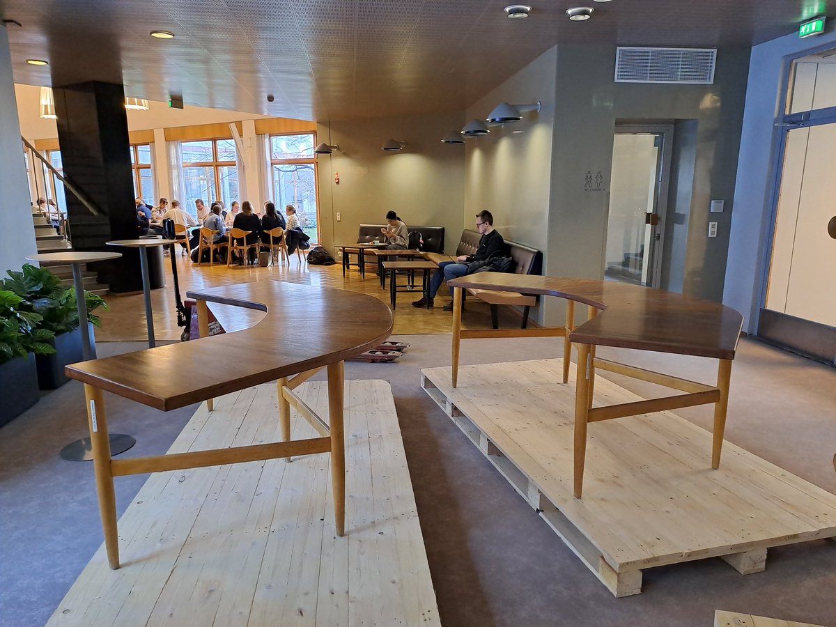 Sinkan taideteollinen esinekokoelma on täydentynyt merkittävällä lahjoituksella Hanken Svenska Handelshögskolanilta. Lahjoitus käsittää Hankeniin 1950-luvun taitteessa suunniteltuja alkuperäishuonekaluja, jotka ovat Keravan Puusepäntehtaan valmistamia. 

sinkka.fi/uutiset/merkit…