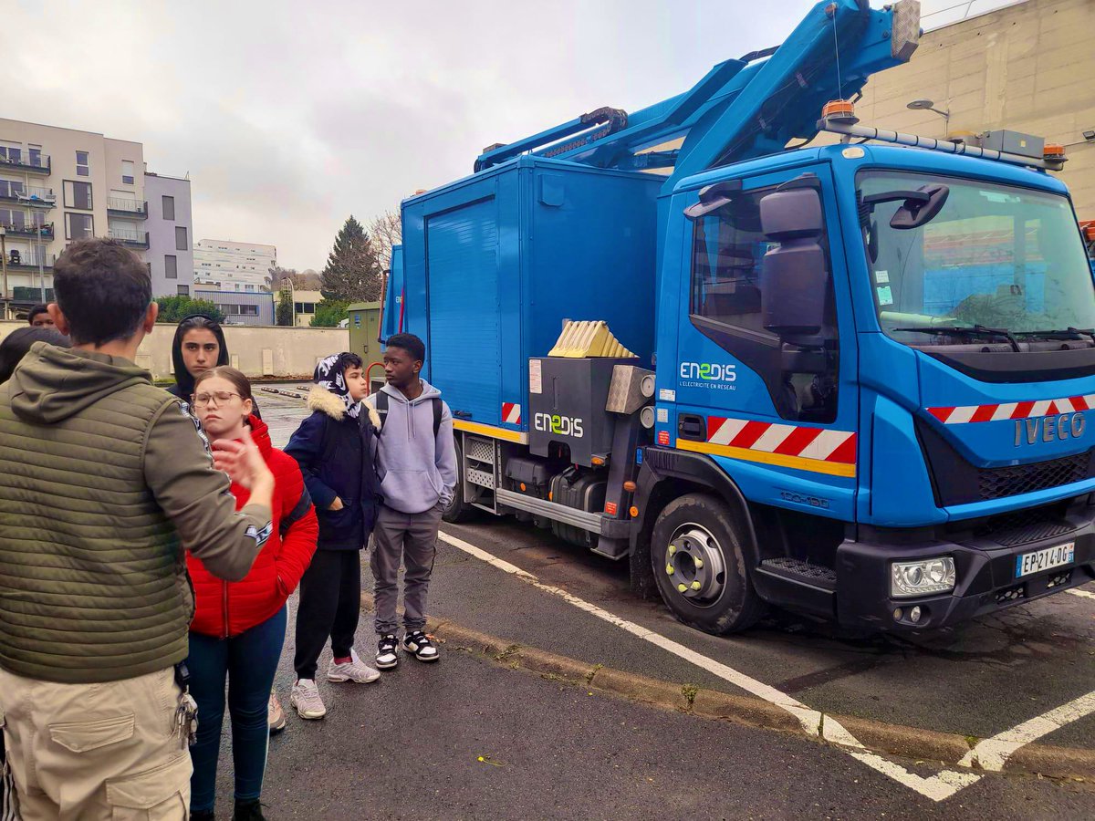 Les élèves de 3ème du collège J.Prevert de @VilleNoisyleSec en immersion avec les techniciens @enedis_idf_est de Noisy-le-Sec. A la découverte des formations des #EcolesDesReseaux pour la #TransitionEnergétique pour devenir les #technicien.nes de demain #LaTeamFranceElectrique