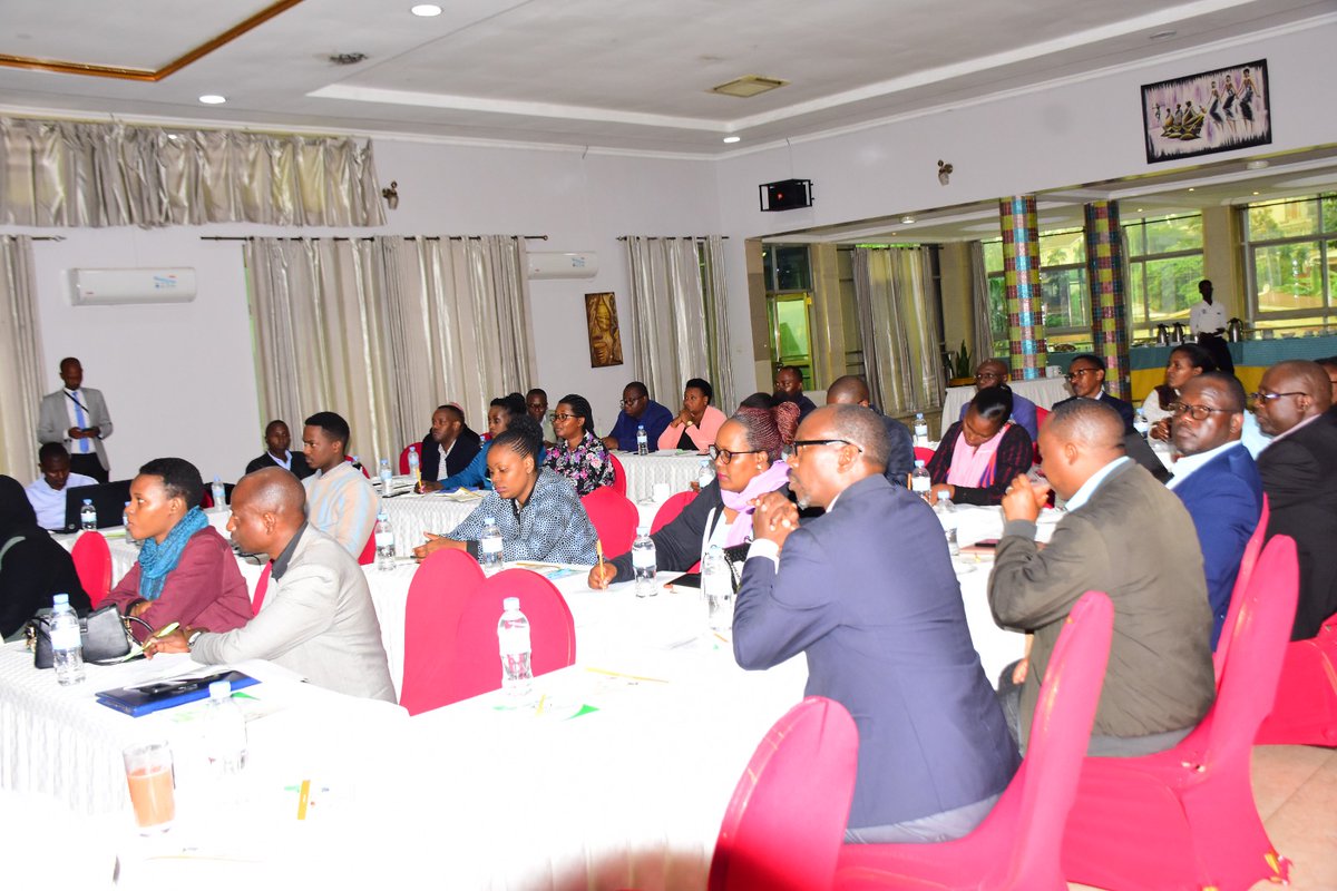 Umuyobozi Nshingwabikorwa w’Akarere <a href="/a_mutsinzi/">Antoine MUTSINZI</a> yatangije  amahugurwa yateguwe na <a href="/CentralBankRw/">Central Bank of Rwanda</a> , <a href="/AdecorRwanda/">Rwanda Consumer Right's Protection Organization</a>  na  <a href="/InspectorateRw/">Rwanda Inspectorate, Competition & C.P Authority</a>; akaba ahurije hamwe  abikorera,  abanyamadini n’urubyiruko aho bahugurwa ku mategeko arengera umuguzi hagamijwe  kunoza  Serivisi z’imari.