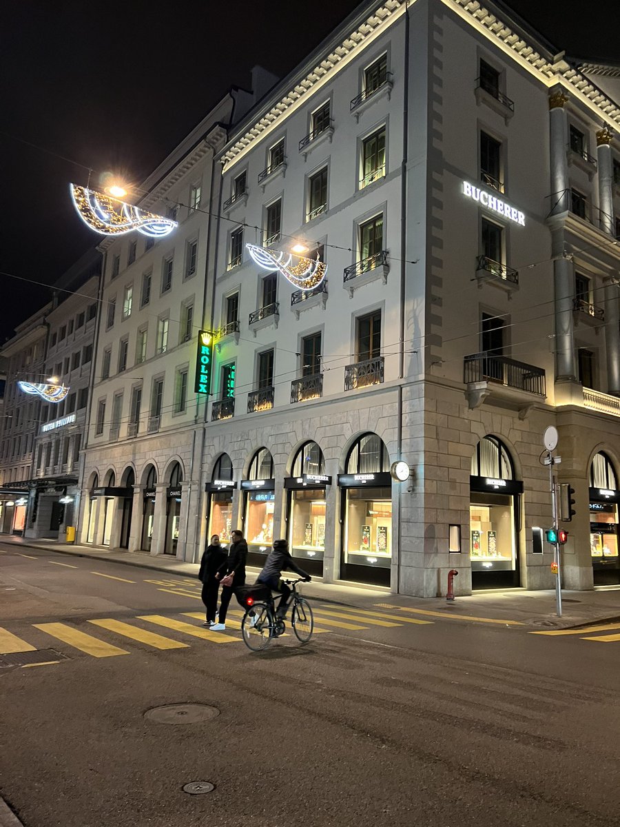 bond_zns's tweet photo. November nights in Geneva are enchanting, with the Jet d'Eau's sparkle over Lake Geneva π
Cozy cafes in the Old Town invite warmth and charm
#GenevaNights #NovemberMagic #CityLights https://t.co/QVLNCHRh9T