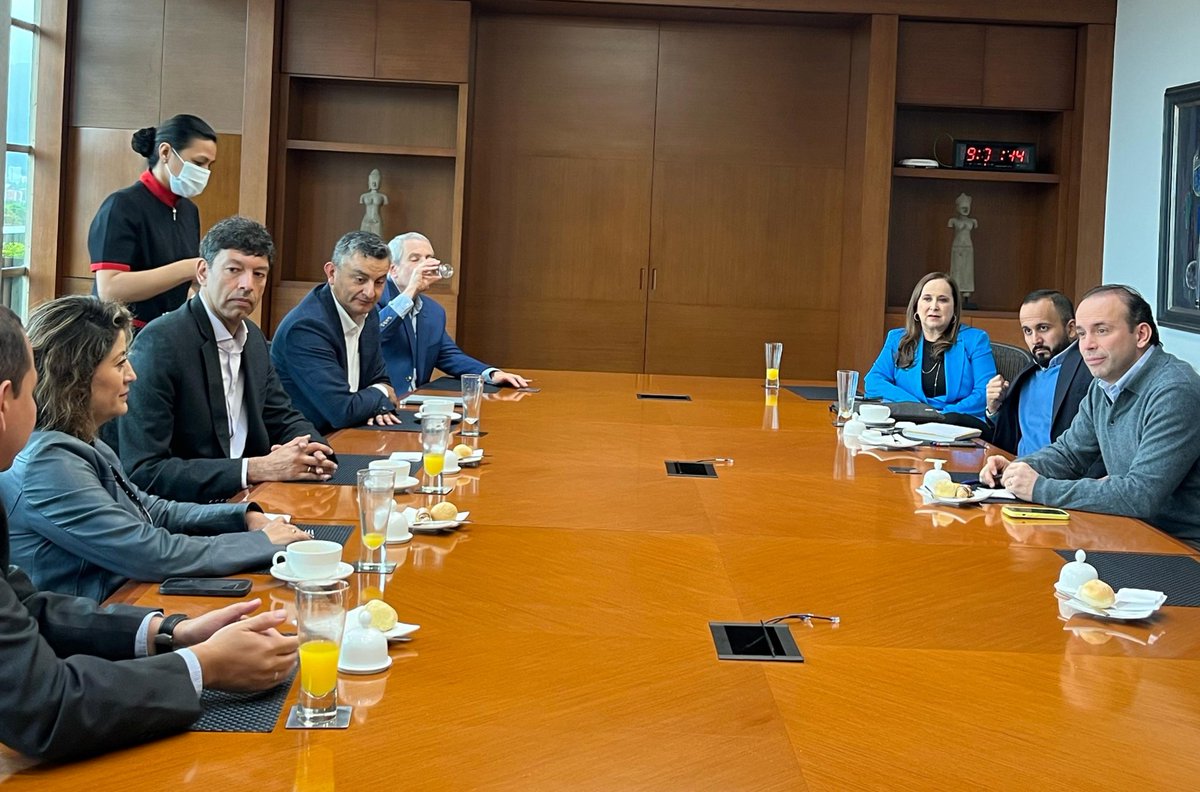 Iniciamos la semana nuevamente en Bogotá, en reunión con la dirección general del Banco <a href="/Davivienda/">Banco Davivienda</a>, con quienes conversamos sobre la deuda pública de la Alcaldía de Cali y la manera en que podemos darle un respiro a la situación financiera de nuestra ciudad. 

Gracias a su